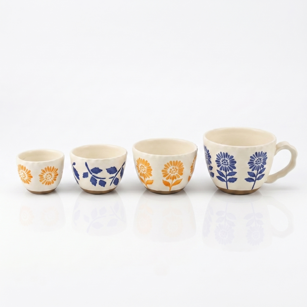 Nested Measuring Cups with Wavy Rim and Handle