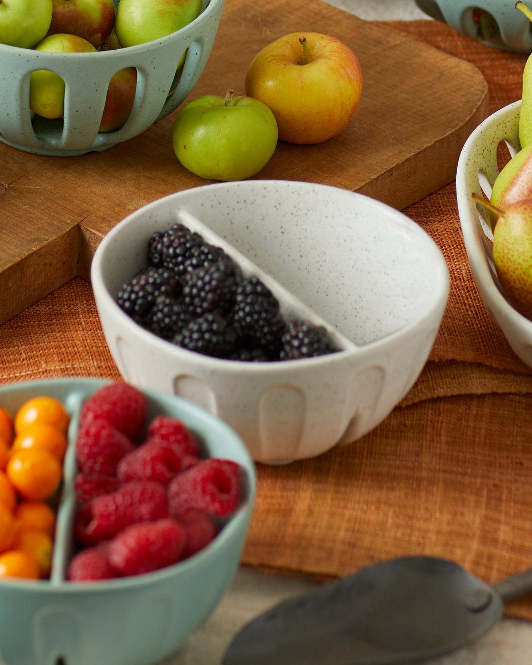 Aptos Divided Colander Round Cream